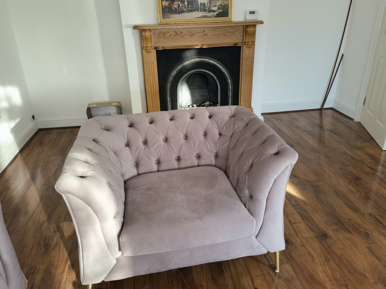 Three-seater sofa and Chesterfield Modern armchair on golden legs